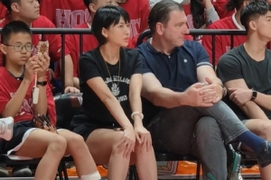 在线登录入口-福建伍总和主帅凯撒现身CUBAL赛场 网友称是观看华大和北体二番战