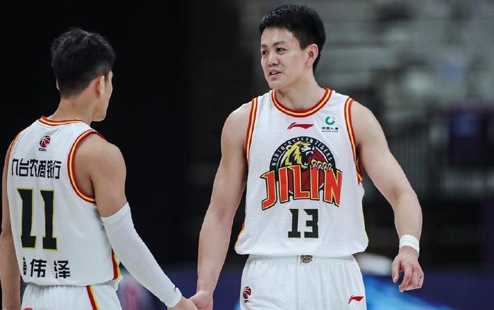 CBA名帅儿子合同到期！场均2.9分，不投奔老爹，比李春江父子强