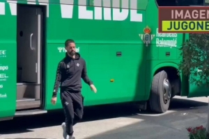 视频直播-亲和力！伊斯科、安东尼驻足与等待的贝蒂斯球迷合影