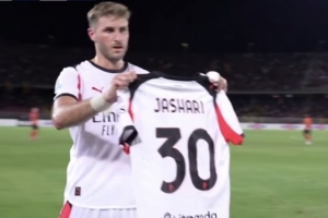 APP下载-S-希门尼斯进球后展示受伤队友亚沙里的球衣，但随后被吹越位