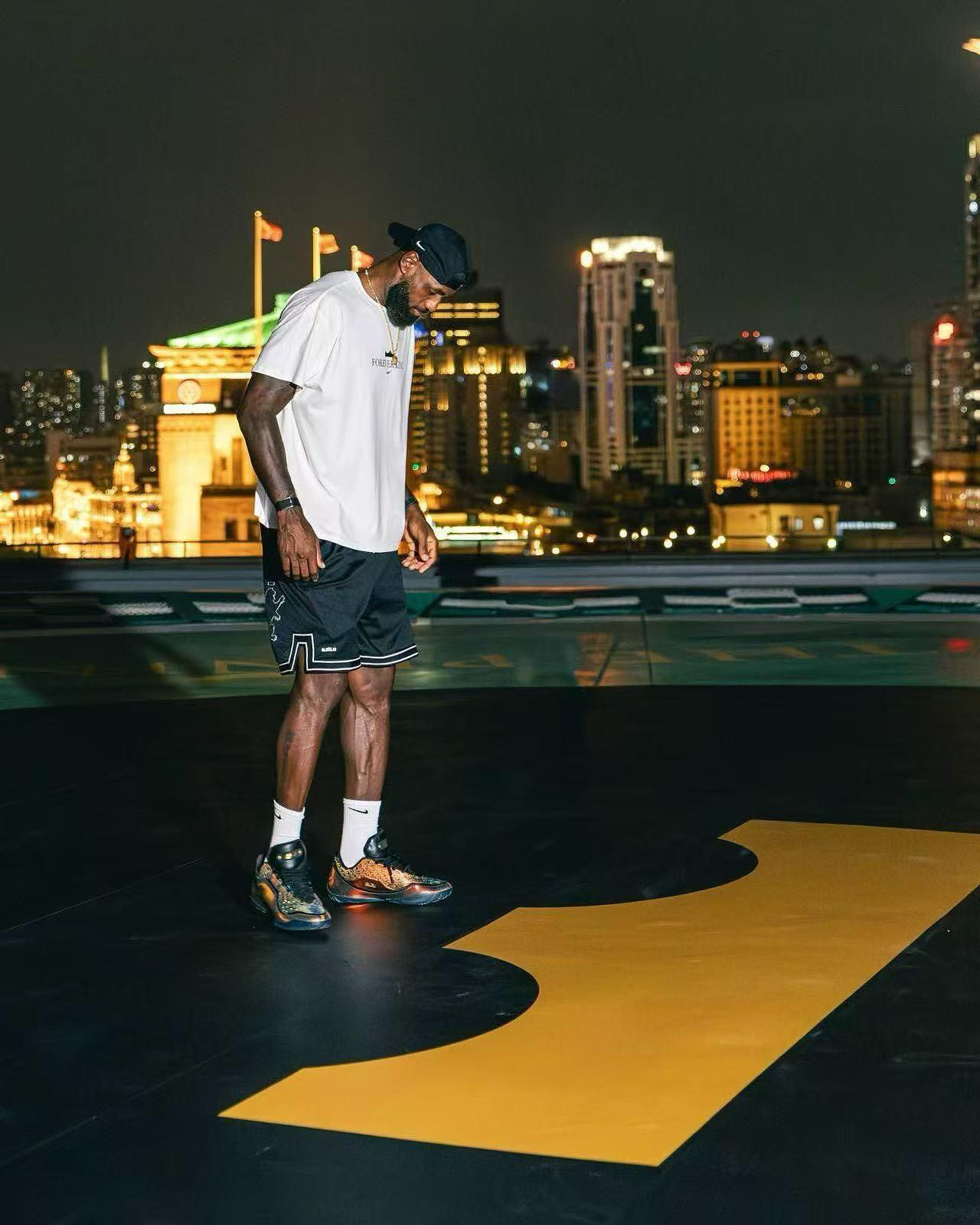 华体会体育官方咱叔的国米-詹姆斯晒在上海打卡照片：上海，以及与夜和高空相伴的国王